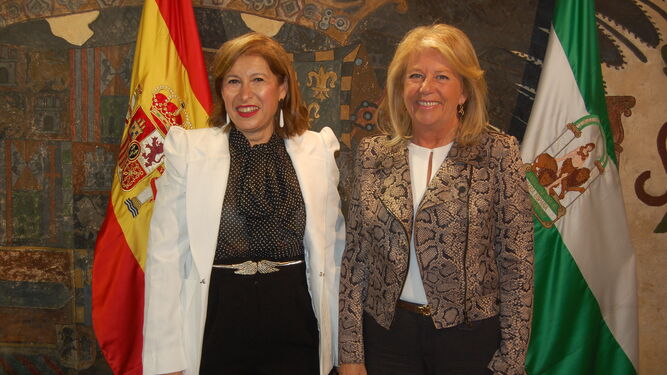 La delegada provincial de Turismo, Gema del Corral (I.), y la alcaldesa, Ángeles Muñoz.