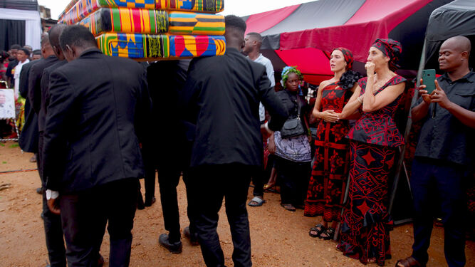 Paz Padilla y su hija Anna Ferrer en un funeral en Ghana