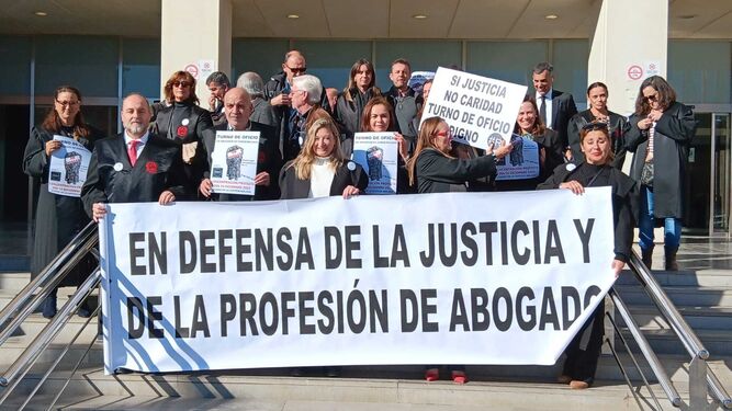 Concentración de abogados de oficio, este jueves, a las puertas de la Ciudad de la Justicia de Málaga.