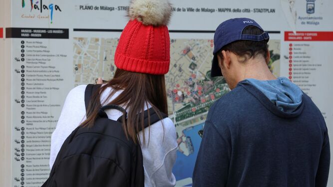 Turistas miran un mapa en Málaga.