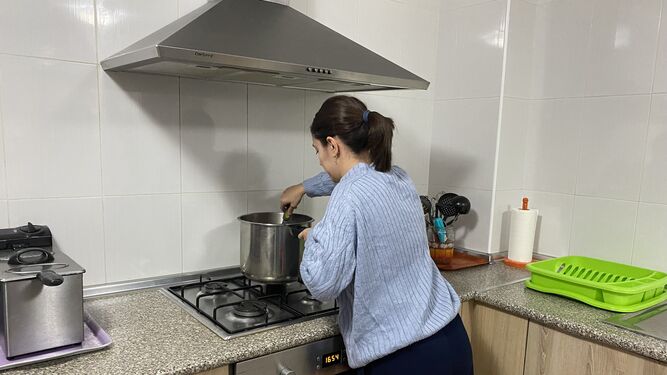 Una trabajadora de uno de los pisos tutelados de Málaga haciendo la comida.
