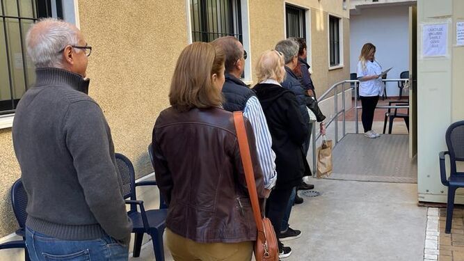 Personas esperando para vacunarse sin cita, en Málaga capital.