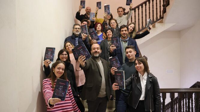 Pablo Bujalance junto a los autores de 'Astrocitos II', el segundo volumen de la colección de autores del Taller de Mundos Posibles.