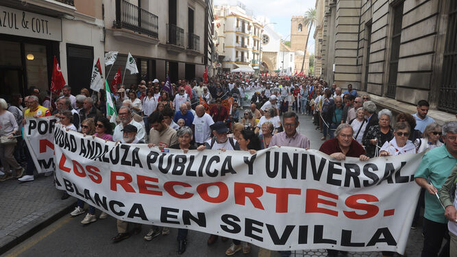 La última protesta de la Marea Blanca en por las calles del centro de Sevilla.