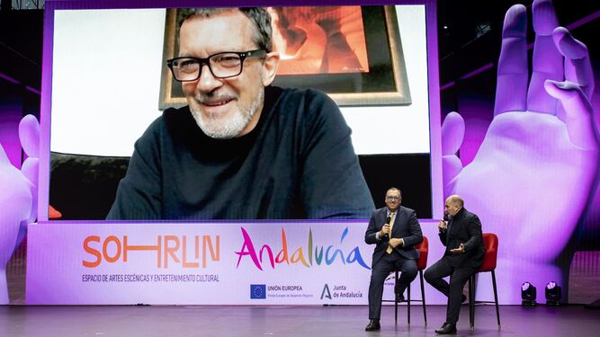 Presentación de Sohrlin Andalucía con Antonio Banderas en pantalla, Arturo Bernal y Domingo Sánchez.