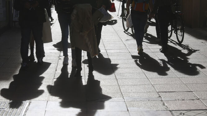 Personas andando por el centro de Málaga.
