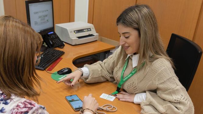 Unicaja Banco implanta en oficinas un nuevo servicio de gestores para acompañar a los clientes en el uso de los canales digitales