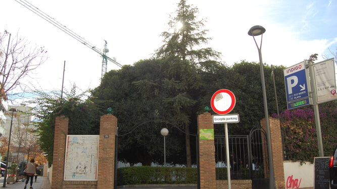 La entrada principal del instituto Río Verde de Marbella.