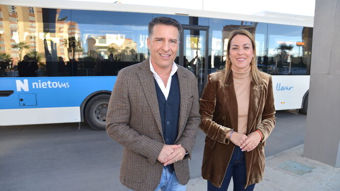 El alcalde de Torrox, Óscar Medina, y la primera teniente de alcalde y concejala de Hacienda y Urbanismo, Paula Moreno