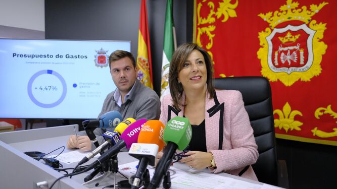 La alcaldesa de Ronda junto al delegado municipal de Economía.