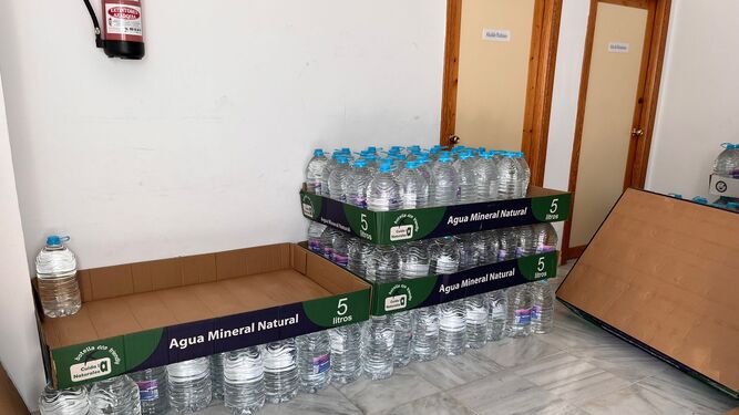 Imagen de las garrafas de agua que se reparten a los vecinos de Maro