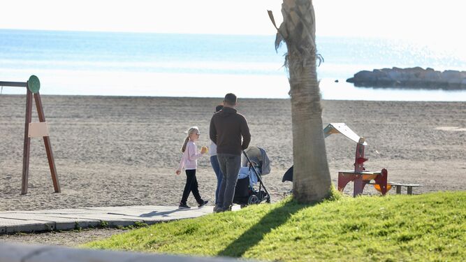 Una familia paseando este domingo 24 de diciembre.