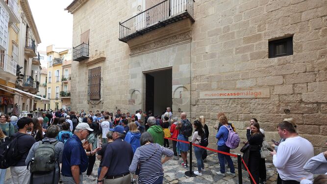 Colas a las puertas del Museo Picasso Málaga.