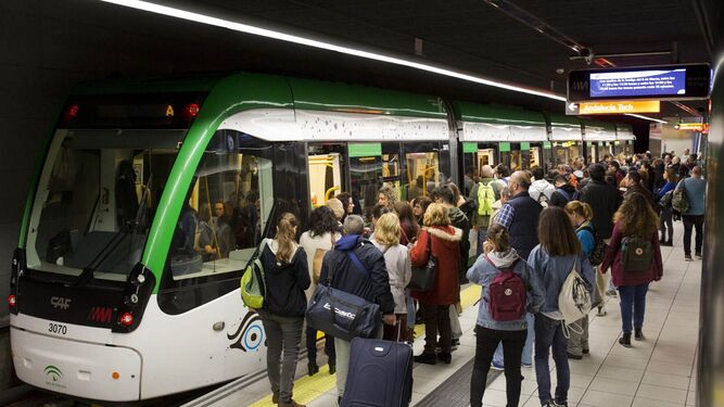 Viajeros subiendo al Metro de Málaga.