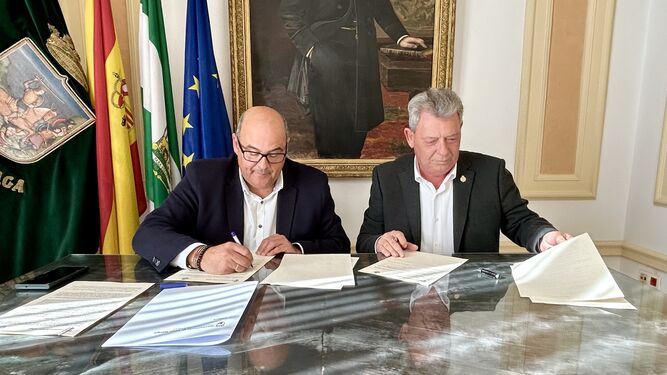 Firma del convenio entre el alcalde de Vélez-Málaga, Jesús Lupiáñez y el presidente de la Agrupación de Cofradías, Francisco Javier García del Corral