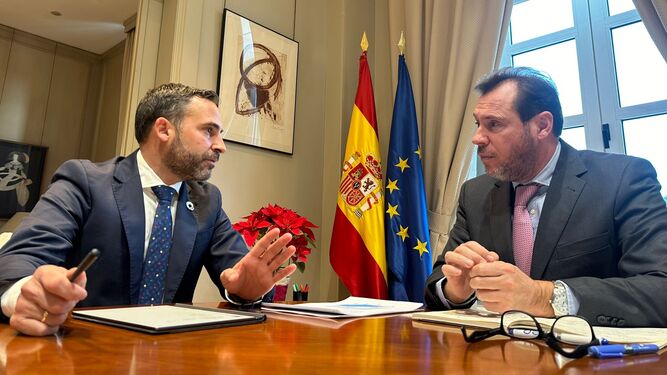 Daniel Pérez y el ministro Óscar Puente, en una reunión celebrada en Madrid.