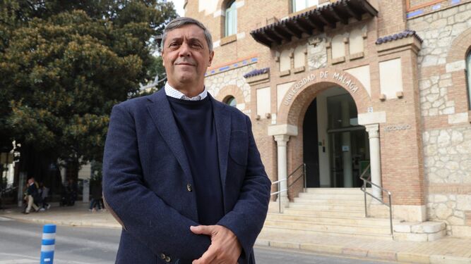 Teo López frente al rectorado de la Universidad de Málaga.