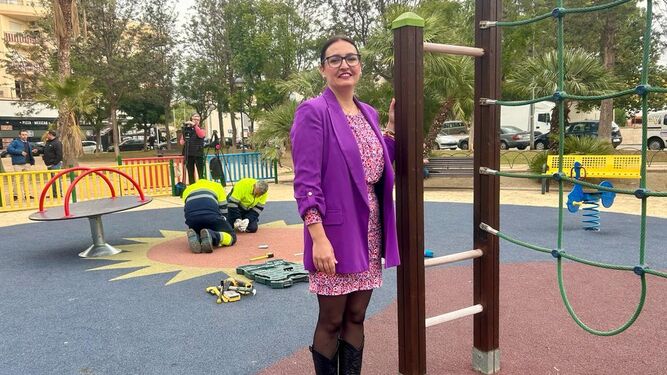 Rocío Ruiz, concejala de Medio Ambiente, en uno de los parques infantiles del municipio
