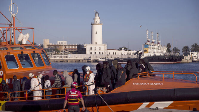 Un grupo de migrantes rescatados por Salvamento Marítimo llegando al puerto de Málaga en 2017.