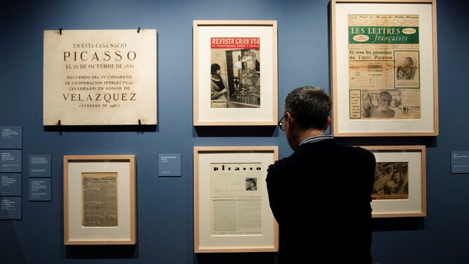 El comisario de la exposición 'La imagen de Picasso ', Mario Virgilio Montañez, observa unos artículos de prensa durante la presentación en la sala de exposiciones temporales del Museo Casa  Natal Picasso de Málaga; el pasado octubre.
