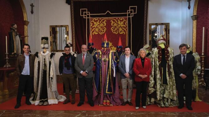 Los trajes de los Reyes Magos expuestos en la Agrupación de Cofradías.