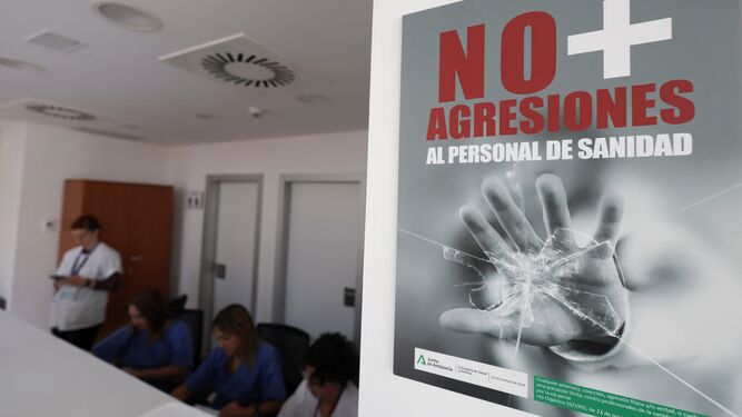 Un cartel contra las agresiones en un centro sanitario.