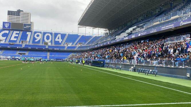 Imagen lejana del entrenamiento a puertas abiertas  del Málaga CF