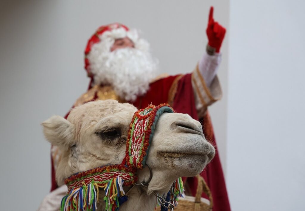 Llegada en helic&oacute;ptero, camellos, regalos... as&iacute; ha sido la Cabalgata de Reyes de Cruz de Humilladero en fotos
