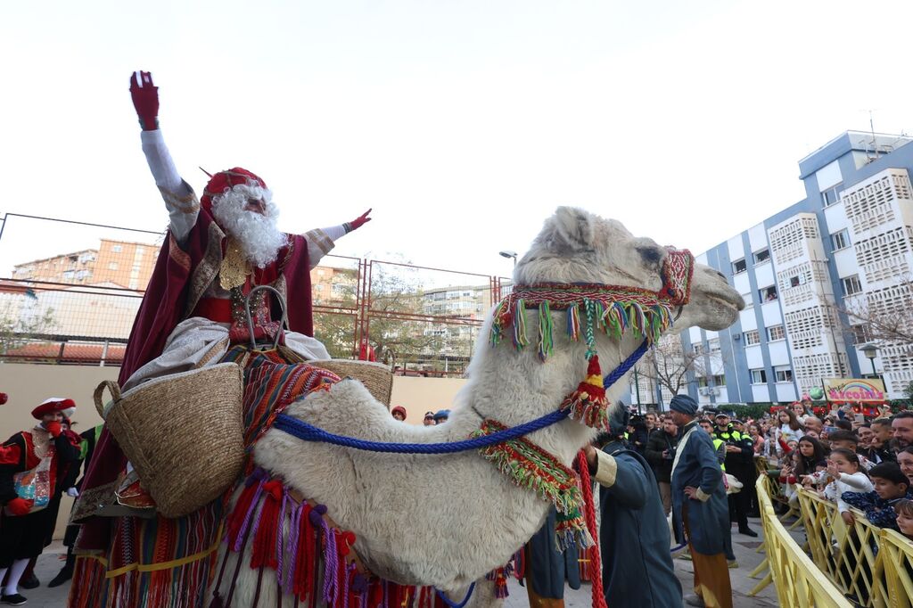 Llegada en helic&oacute;ptero, camellos, regalos... as&iacute; ha sido la Cabalgata de Reyes de Cruz de Humilladero en fotos