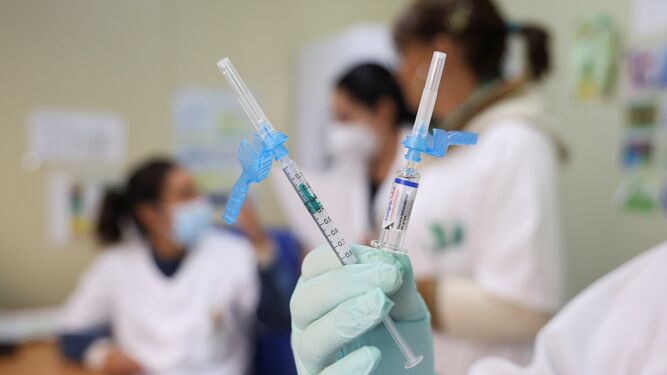 Sanitarias preparan vacunas en un centro de salud de Málaga.