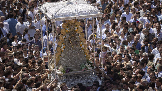Procesión de la Virgen del Rocío el lunes por la mañana en la Romería del Rocío 2023.