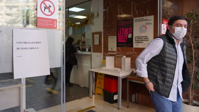 Un usuario sale de un centro sanitario de Valencia, comunidad que ha impuesto el uso obligatorio de mascarilla.