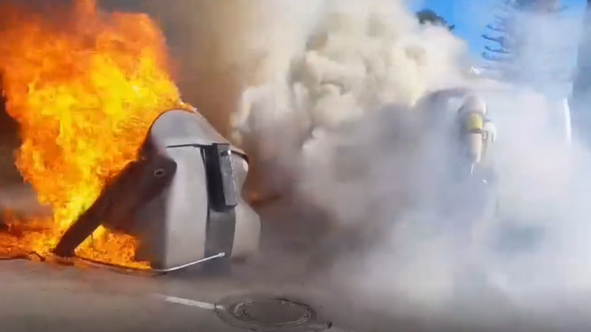 Bomberos se movilizan por una oleada de contenedores incendiados en Mijas