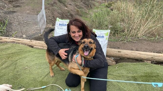 Lorena Blanco con uno de los perros rescatados de Upra Málaga