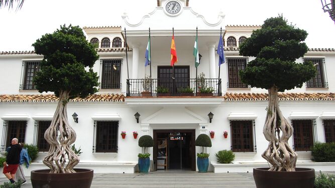La fachada principal del Ayuntamiento de Mijas.