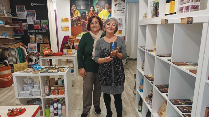 Inmaculada Luque y María Moreno, voluntarias de Oxfam Intermón, en la tienda de esta oenegé en la calle Casas de Campos.