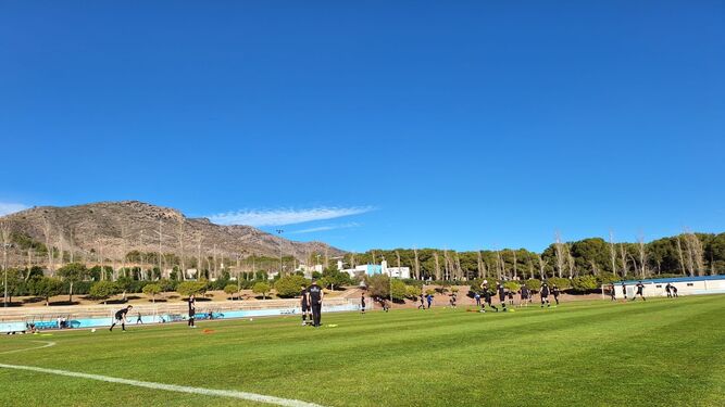 Un entrenamiento de fútbol en las pistas deportivas.