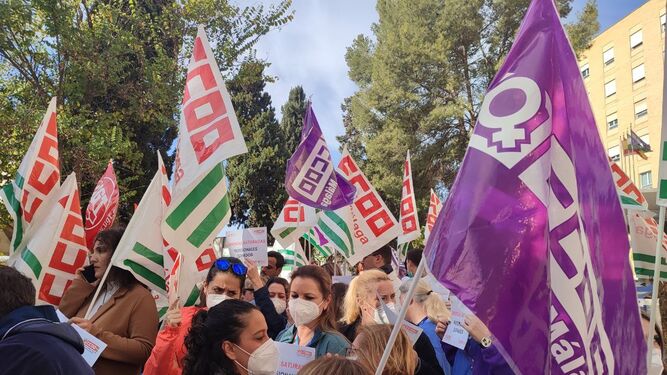 Protesta de CCOO y UGT ante el Hospital Regional de Málaga.