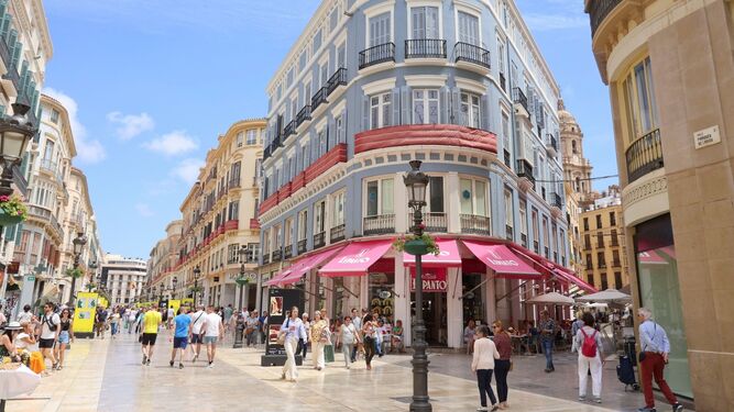 Vista de la calle Larios de Málaga, la principal vía comercial de la ciudad.