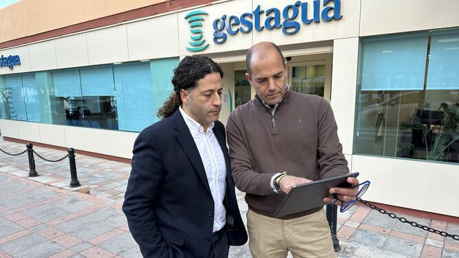 El concejal de Infraestructuras, José Sánchez (D.), y el delegado de Gestagua, Enrique Sánchez.