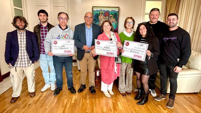 Los representantes de Avoi, Asociación Esperanza y Afadax con el certificado de la donación