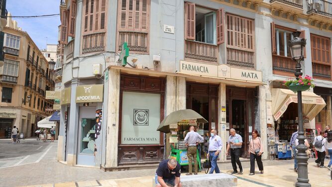 La farmacia Mata junto al Quiosco Arturo, dos negocios con tradición en la calle Larios.