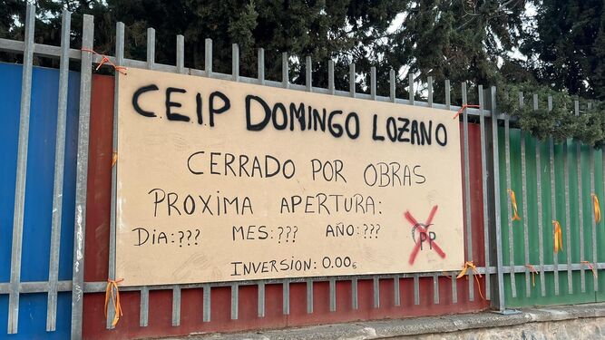 Un cartel de protesta colgado en el CEIP Domingo Lozano.