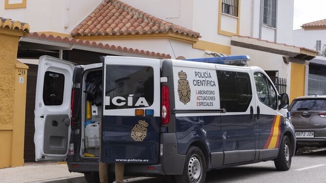 Un vehículo policial junto a la vivienda de Torre del Mar en la que ha sido hallado el cadáver de la mujer
