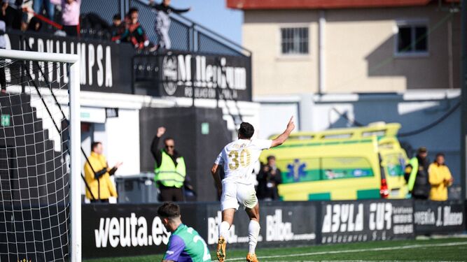 Sofiane celebra un gol en el AD Ceuta - Málaga CF