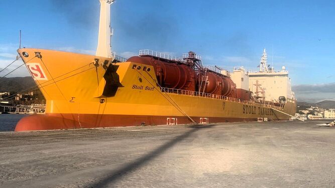 El buque tanque ‘Stolt Surf’, encargado del transporte del aceite, atracado en el puerto de Málaga.