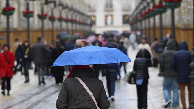 Una mujer se protege de la lluvia con un paraguas la pasada semana en la calle Larios.