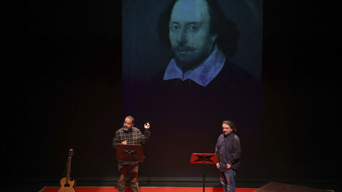 Antonio Zafra y Pablo Bujalance, este martes, en el estreno de 'Leyendo a Shakespeare' en el Teatro Echegaray.