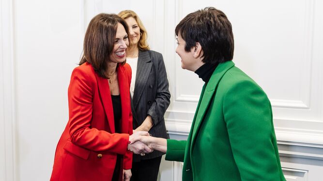 La consejera Rocío Díaz saluda a la ministra Isabel Rodríguez.