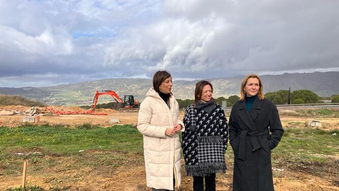 La alcaldesa de Ronda junto a la delegada del Gobierno andaluz y la delegada de Fomento.